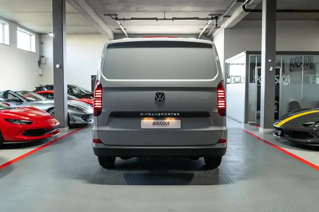 Volkswagen Transporter view 7