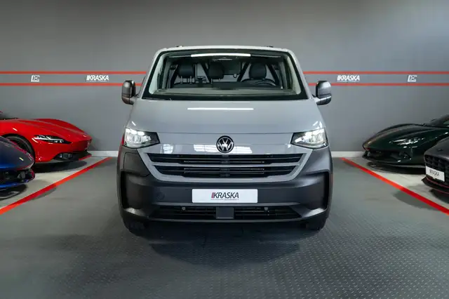 Volkswagen Transporter view 4