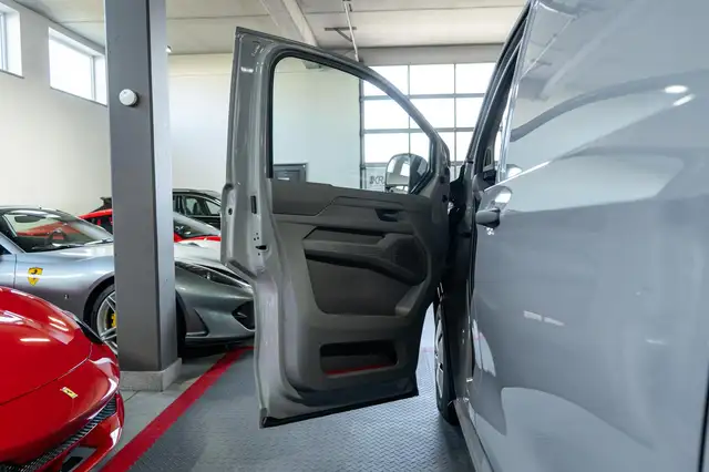 Volkswagen Transporter view 11