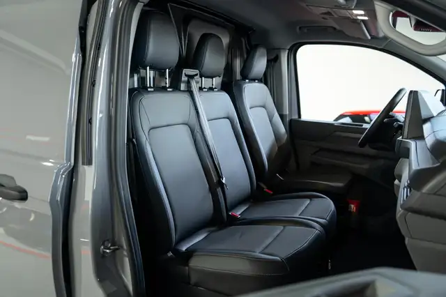 Volkswagen Transporter view 15