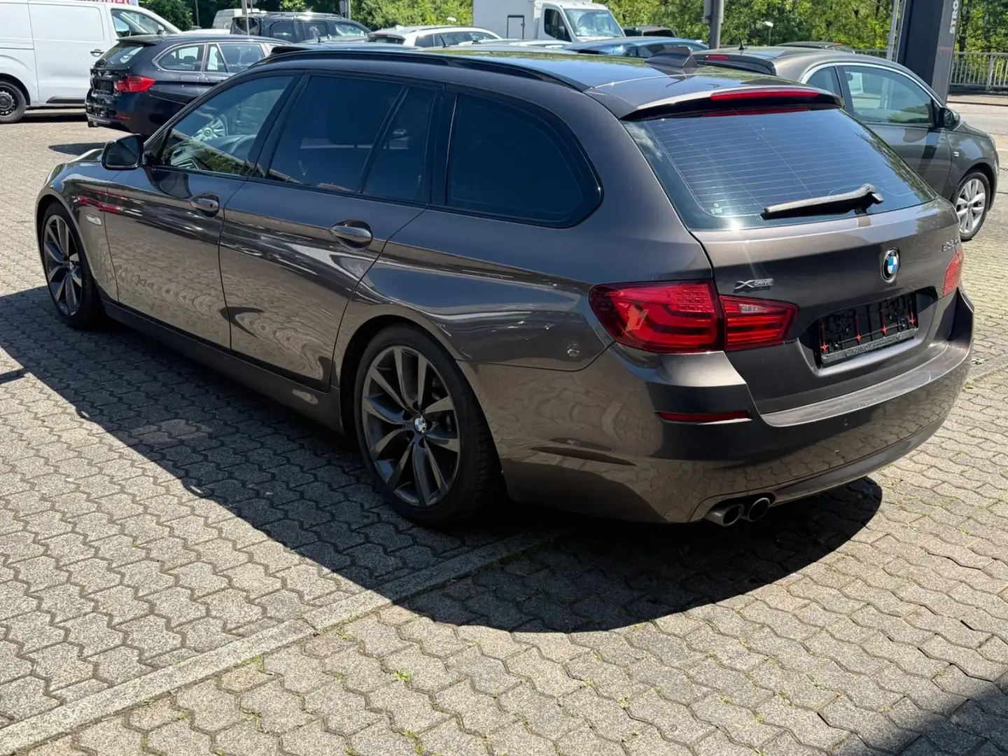 BMW 530 D Touring xDrive Leder Automatik AHK Navi Braun - 2
