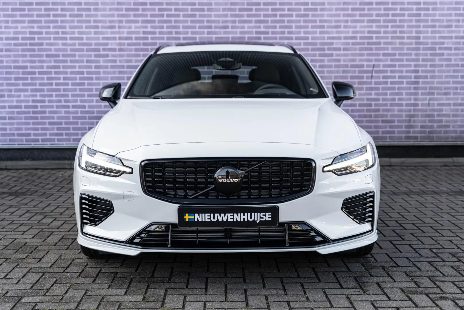 Volvo V60 T6 Recharge AWD Ultra Dark | Styling Kit | Sport P Alb - 2