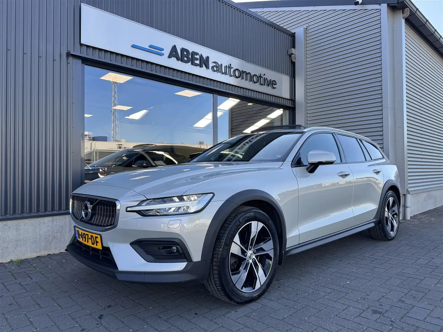 Volvo V60 Cross Country D4 190PK AWD Intro Edition (B&W|HUD|PANO|360|TREKH Szürke - 2