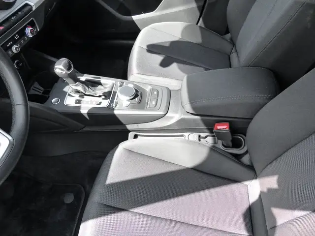 Audi Q2 view 13