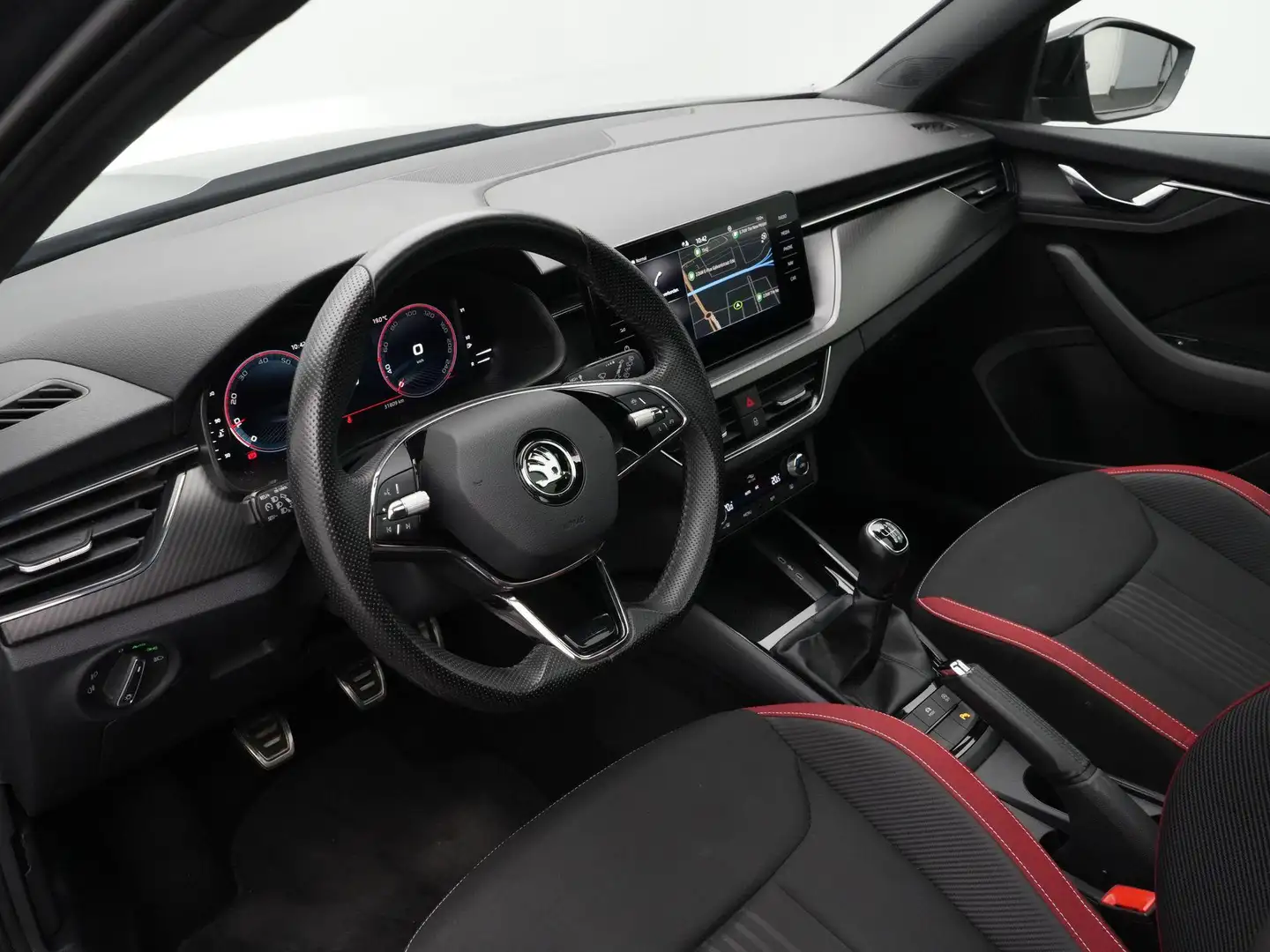 Skoda Kamiq 1.0 TSI 110 pk Monte Carlo | Panoramadak | Full LE Grijs - 2