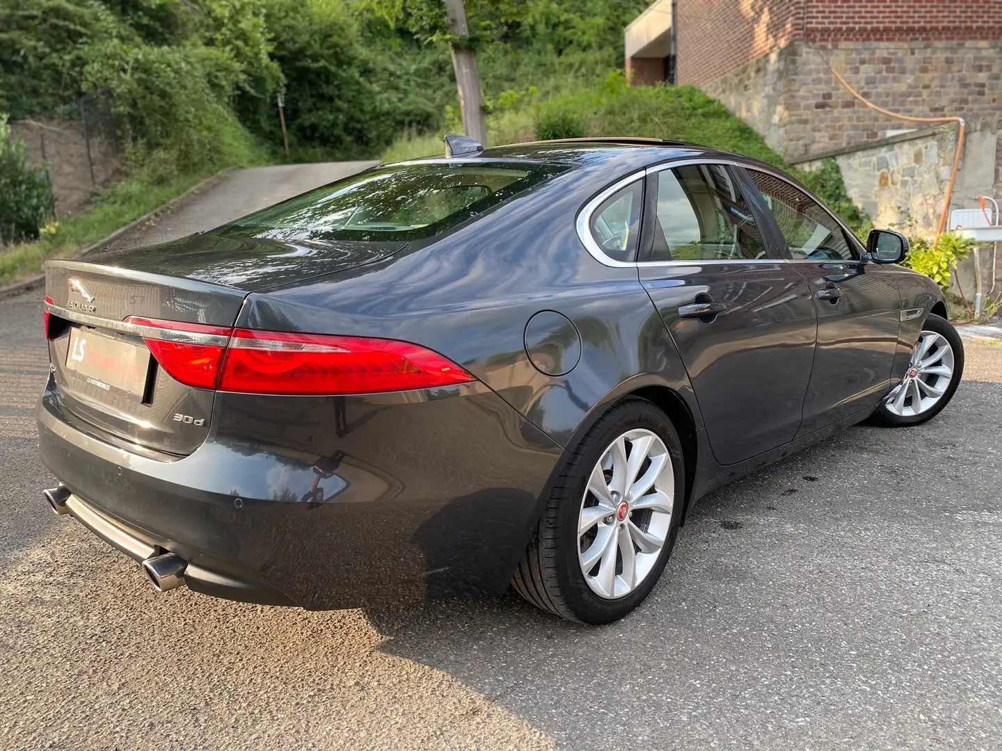 Jaguar XF 3.0 D V6*Toitouvrant*Navi*Cuir*Camera*1sthand Grijs - 2
