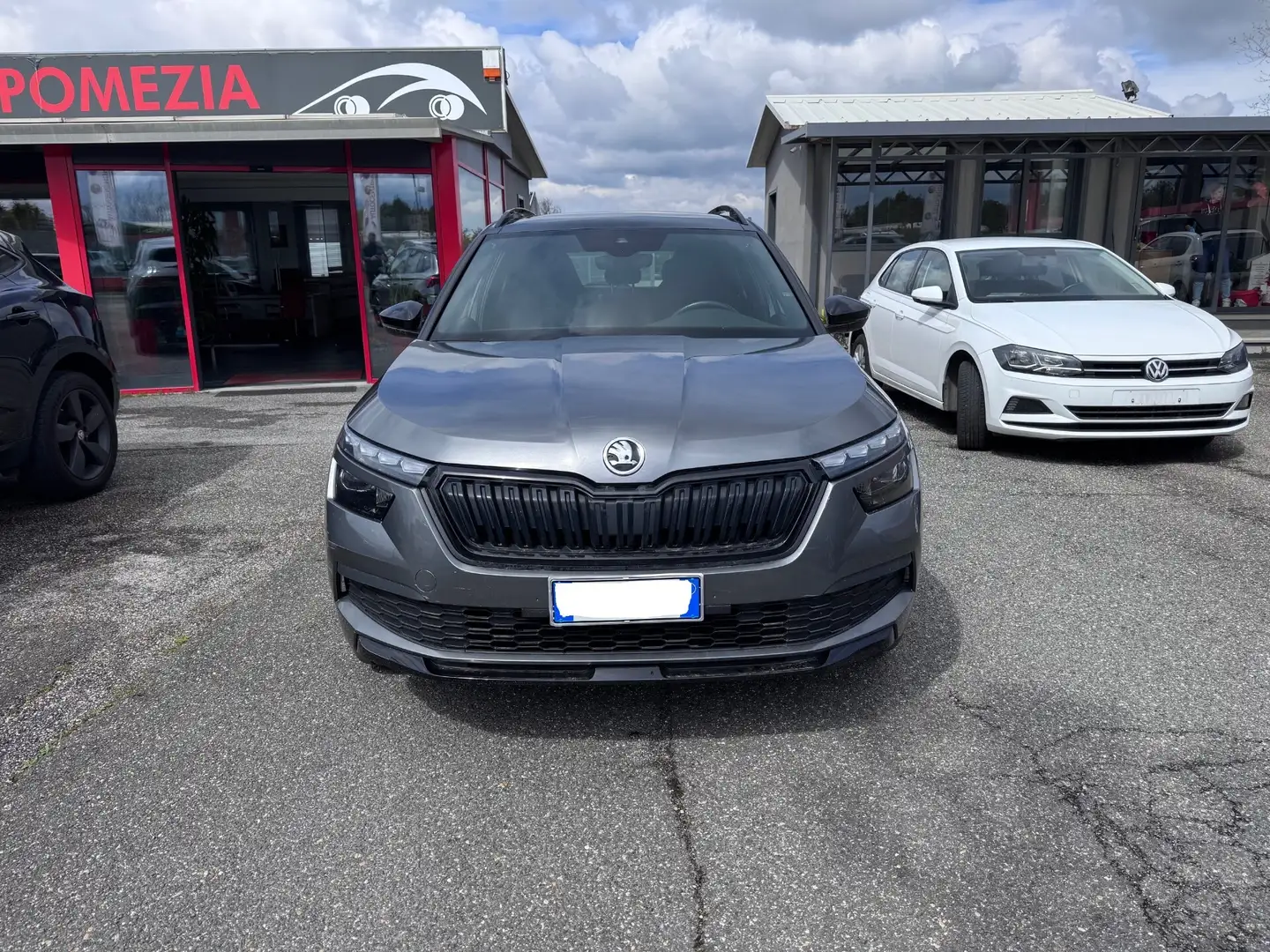 Skoda Kamiq 1.0TSI 110CV Black Dots NAVI CAMERA LED Grijs - 2