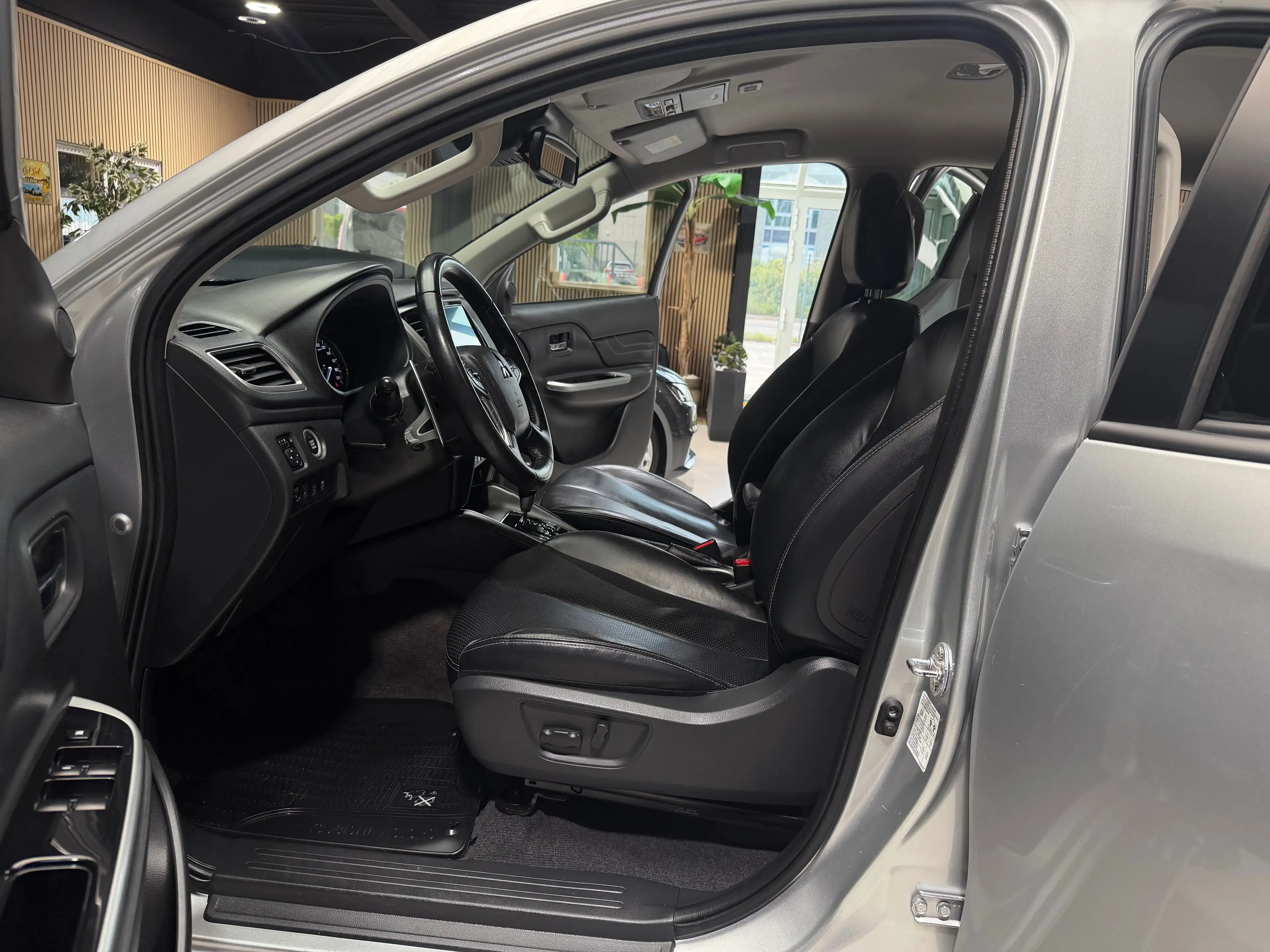 Mitsubishi L200 2.2DI-D 150CV HARD-TOP 4WD BOITE AUTO FULL OPTIONS — photo 7