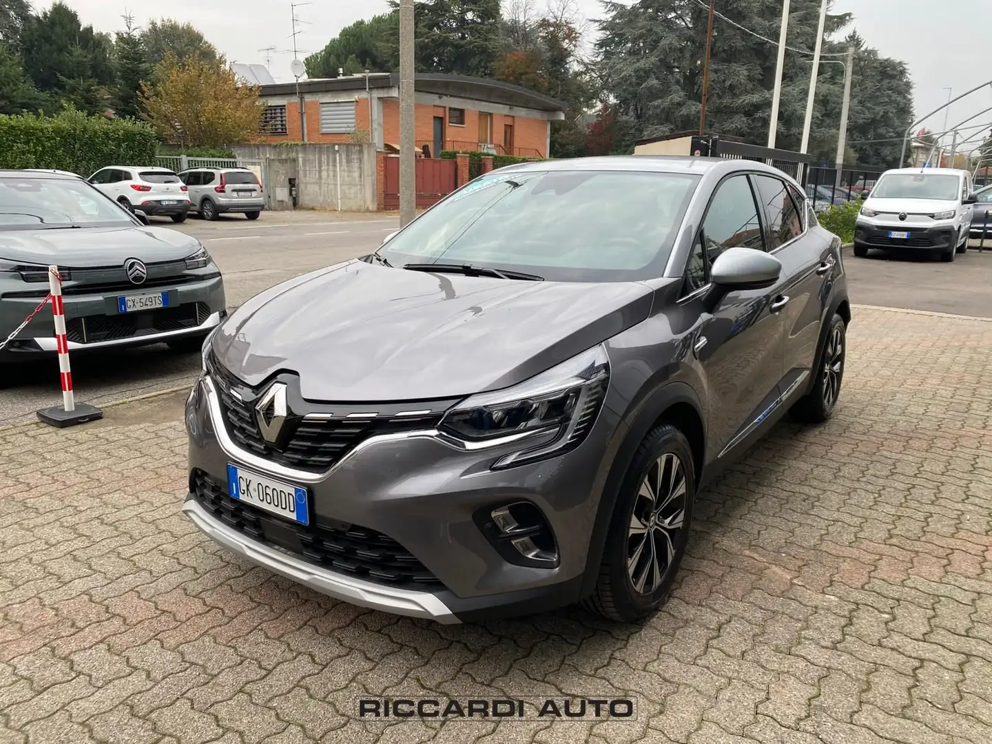 Renault Captur 2ª serie Full Hybrid E-Tech 145 CV Rive Gauche Grau - 1