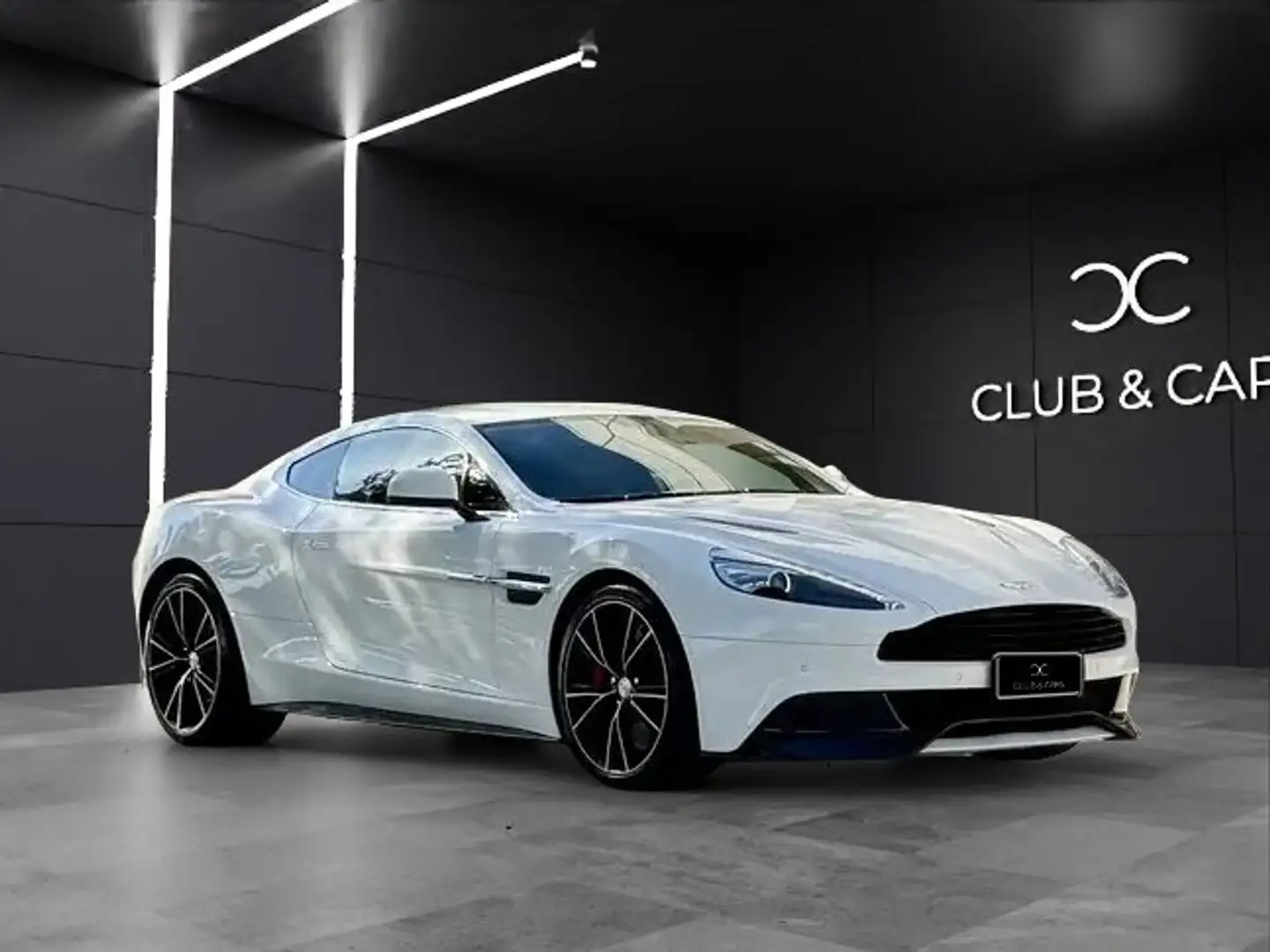 Aston Martin Vanquish Coupe 6.0 V12 touchtronic 2 Carbon Cer/Carbon Pack Bílá - 1