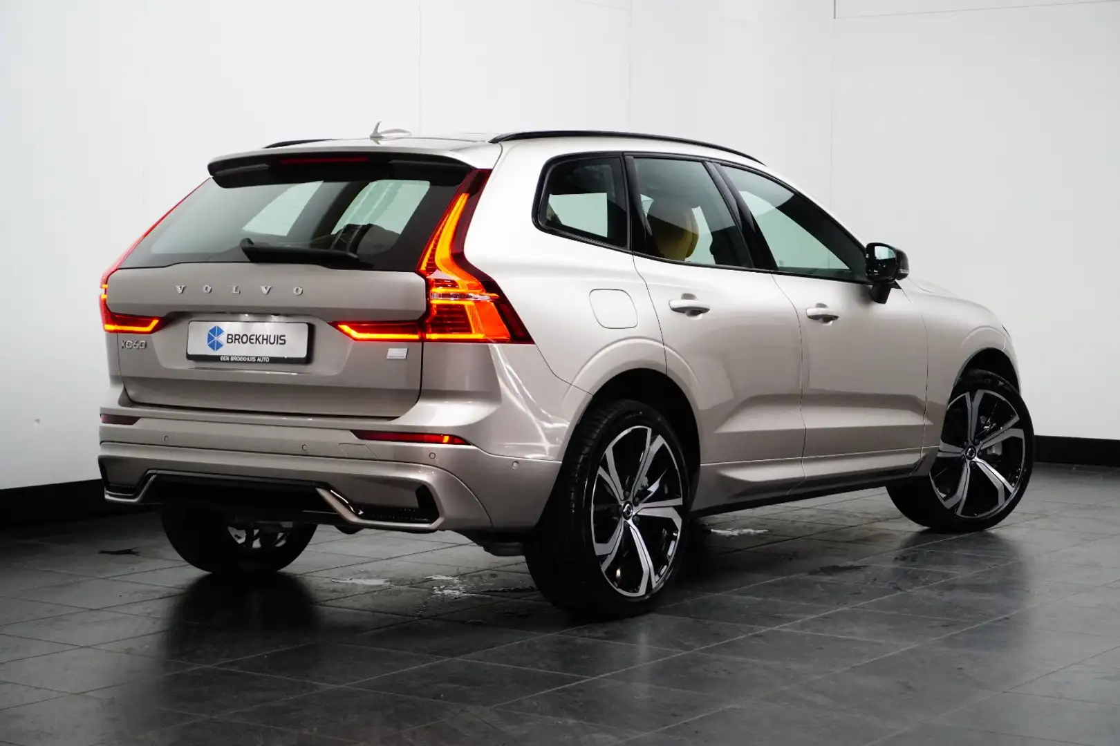 Volvo XC60 2.0 T8 Plug-in hybrid AWD Plus Dark | Luchtvering Grijs - 2