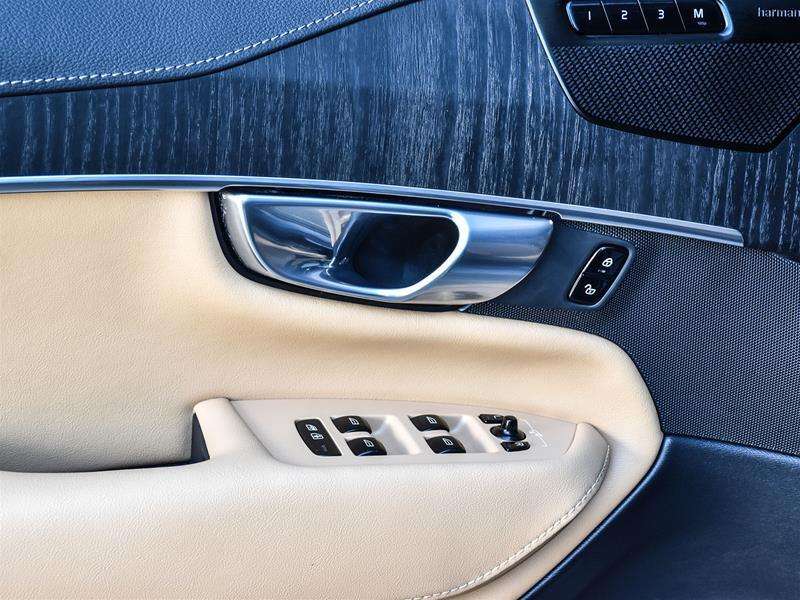 2025 Volvo XC90 T8 AWD Ultra Bright Theme 7-Seater thumb 12