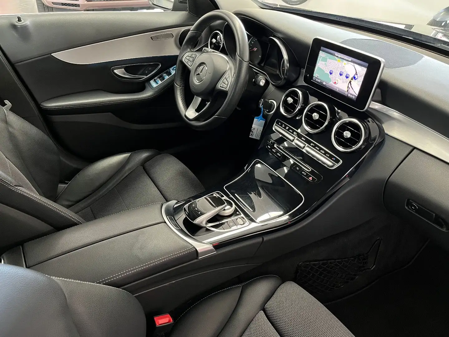 Mercedes-Benz C 180 Lim. Avantgarde Navi/LED/Ambiente/AHK Schwarz - 2