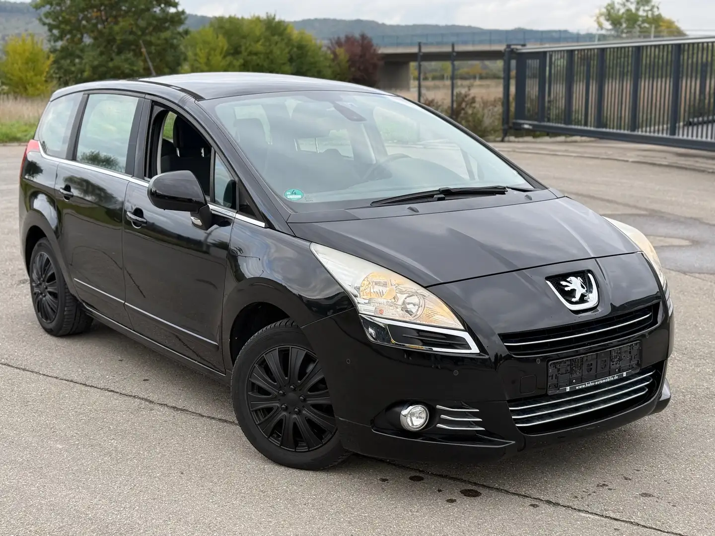 Peugeot 5008 1.6 HDI Panoramadach | 7 Sitzer | TÜV 10/2027 Schwarz - 1