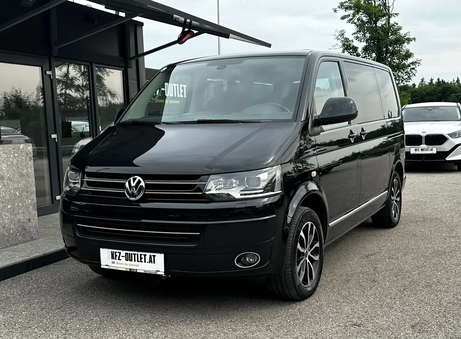 Volkswagen T5 Multivan Highline *AHK*Navi*RFK*SHZ*Tisch-Paket* Schwarz - 1