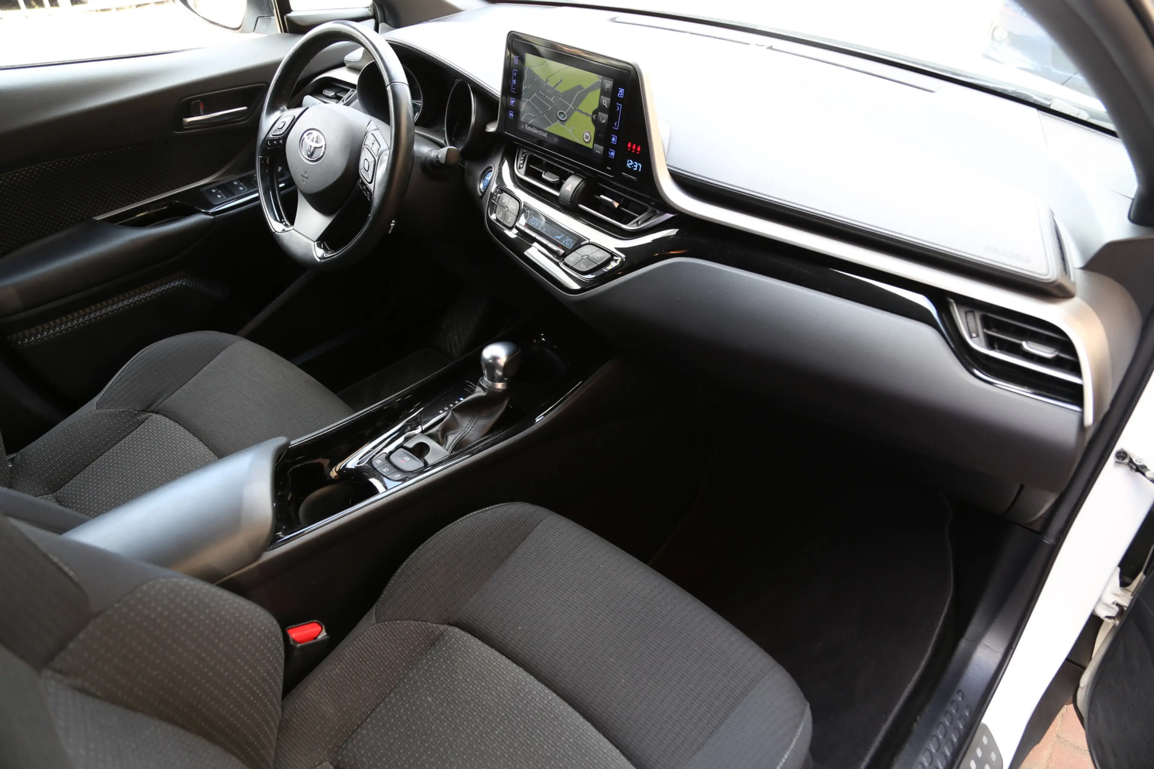 Toyota C-HR 1.8 Hybrid Dynamic Team Navi Camera ACC — photo 5