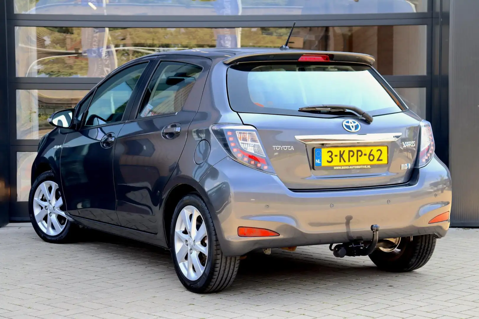 Toyota Yaris 1.5 Full Hybrid Dynamic | 1e Eigenaar | Dealer Ond Gris - 2