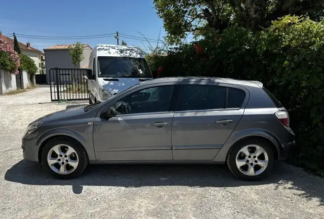 Opel Astra view 2