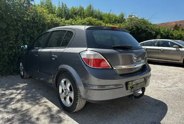 Opel Astra view 3