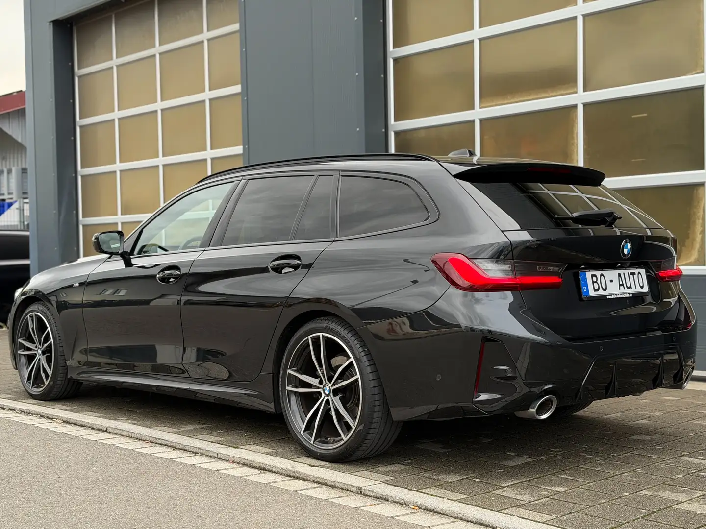 BMW 320 d xDrive M-SPORT AHK StdHzg. ACC Leder 19 Navi DAB Schwarz - 2