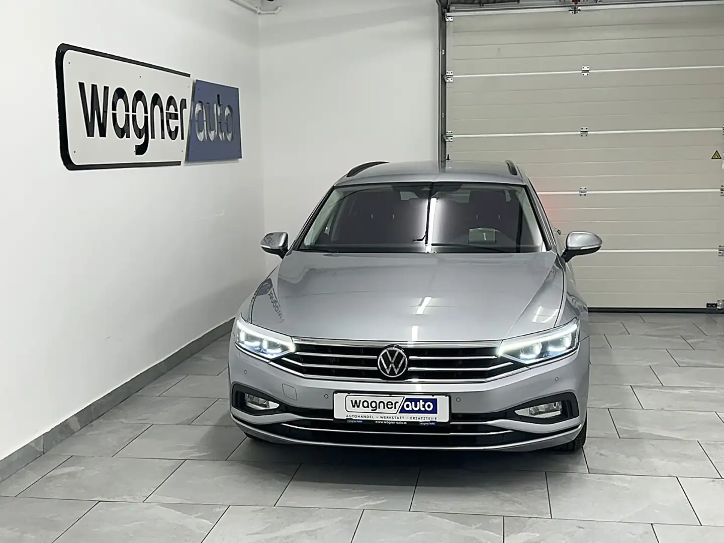 Volkswagen Passat Variant Business 2,0 SCR TDI DSG.IQ.Light Matrix LED/AC... Silber - 1
