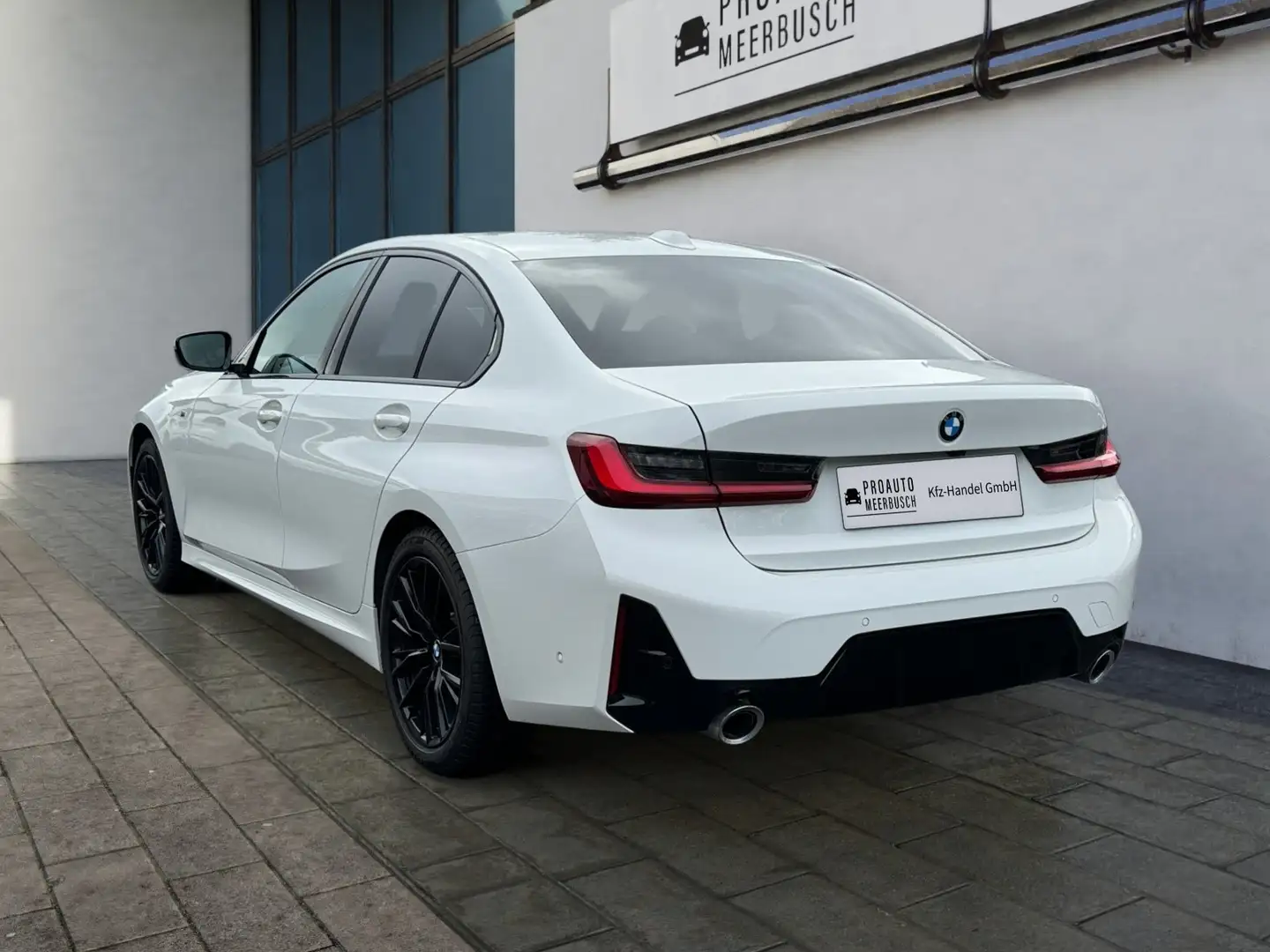 BMW 320 i M Sport MMRY/18ZOLL/HEADUP/GLASDACH/HIFI/RFK Biały - 2