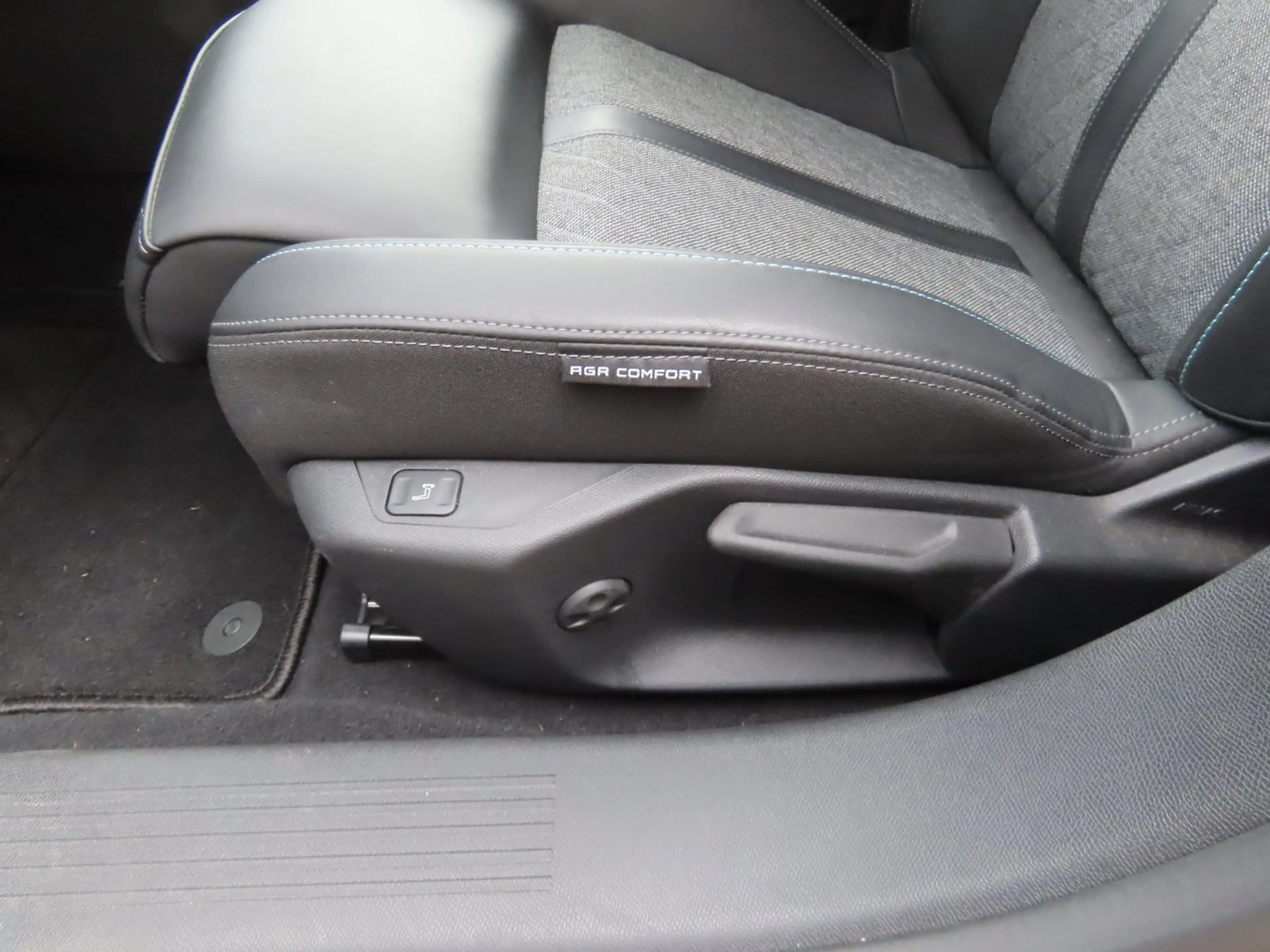 Peugeot 408 1.6 HYbrid 180 PK Allure Camera 360 Adap Cruise Wi — photo 16