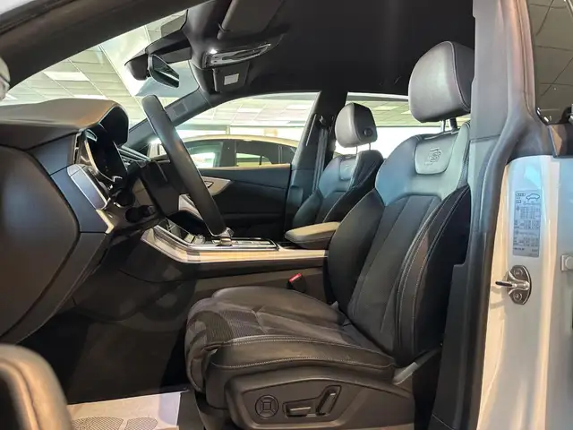 Audi Q8 view 8