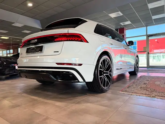 Audi Q8 view 28
