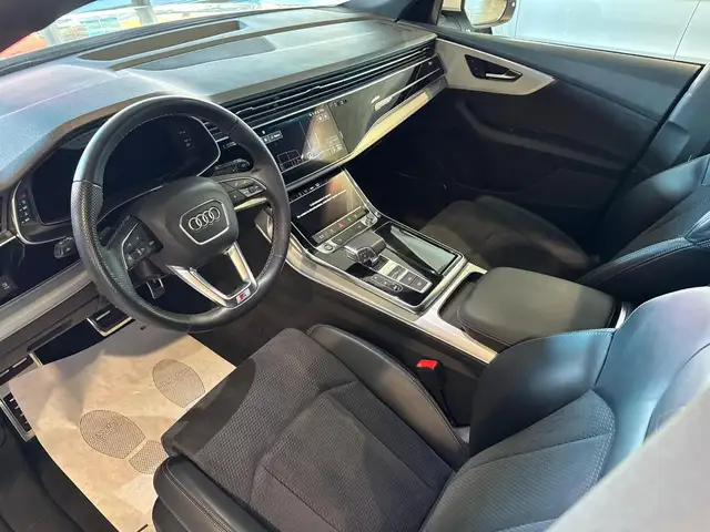 Audi Q8 view 7