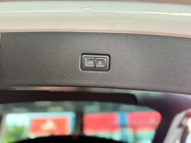 Audi Q8 view 25