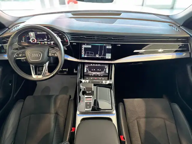 Audi Q8 view 10
