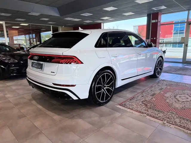Audi Q8 view 4