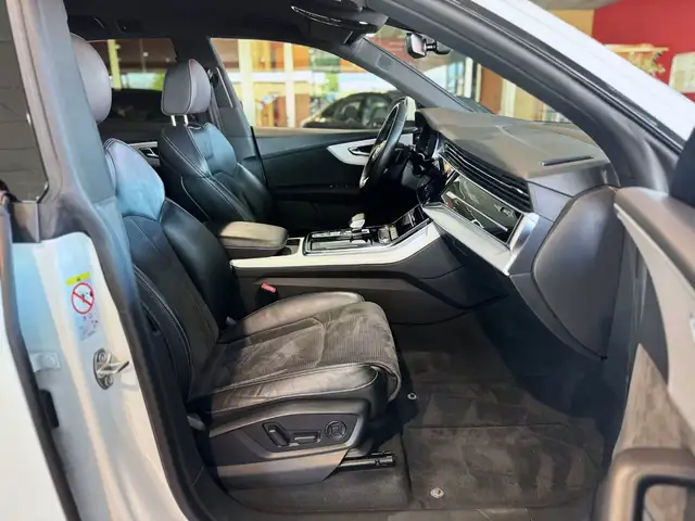 Audi Q8 view 12