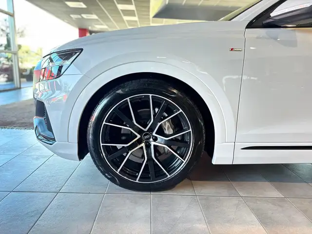 Audi Q8 view 20