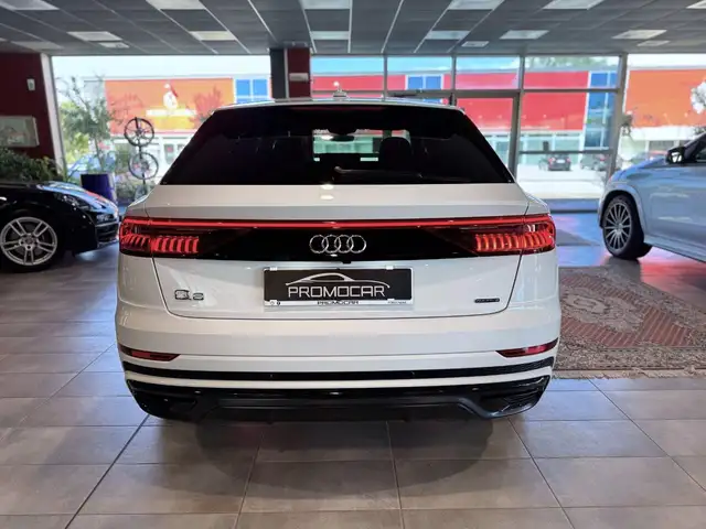Audi Q8 view 17