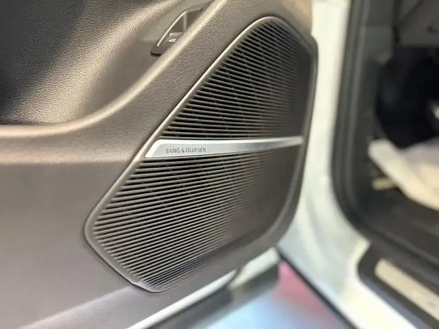 Audi Q8 view 29