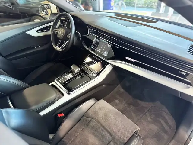 Audi Q8 view 13