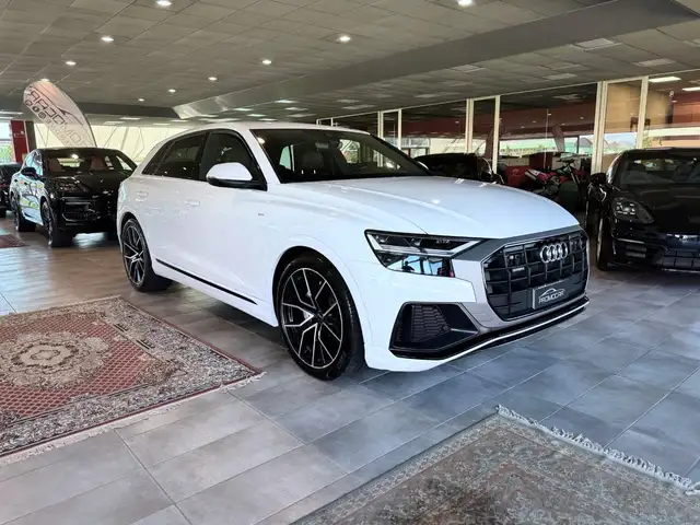 Audi Q8 view 3