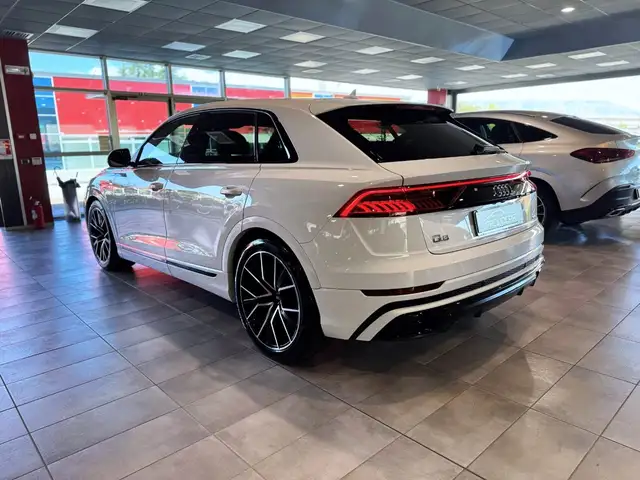 Audi Q8 view 5
