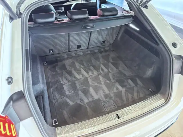 Audi Q8 view 26
