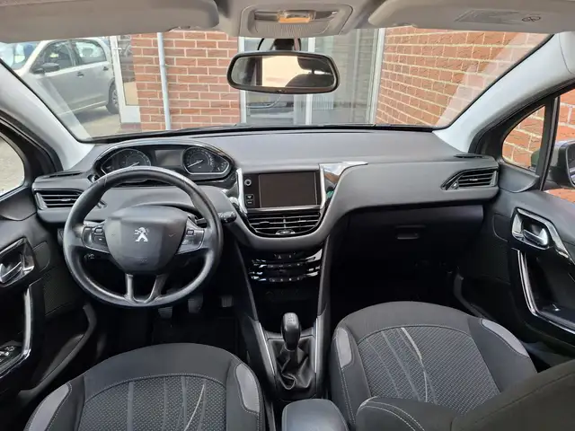 Peugeot 208 view 6