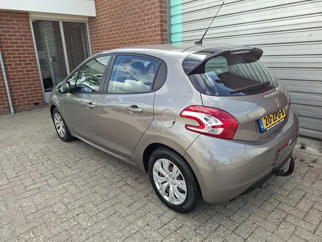 Peugeot 208 view 3