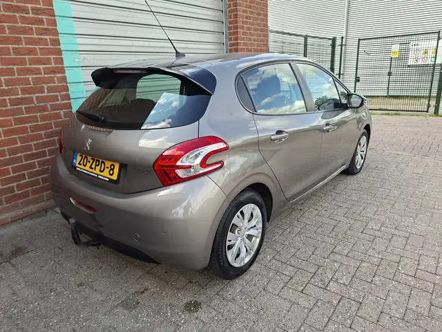 Peugeot 208 view 4