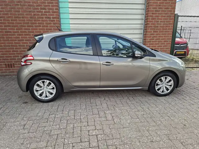 Peugeot 208 view 10