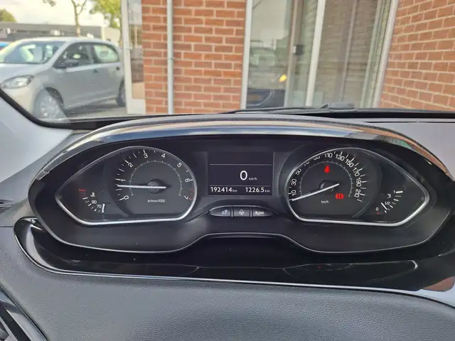 Peugeot 208 view 11