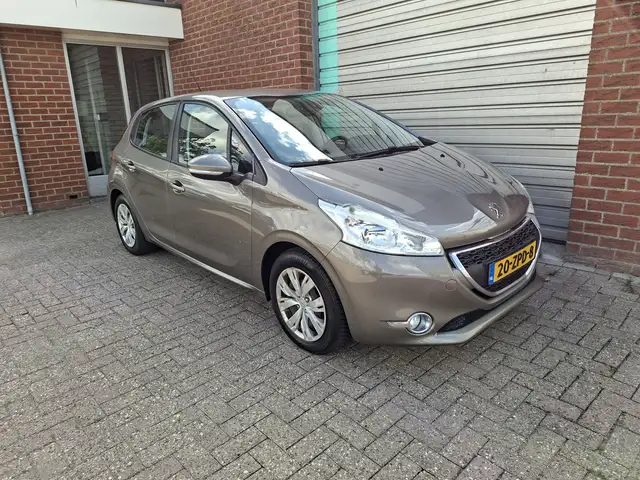 Peugeot 208 view 2