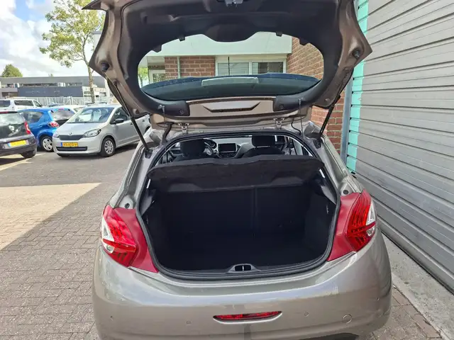 Peugeot 208 view 7