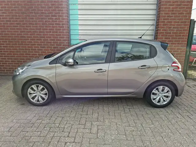 Peugeot 208 view 9