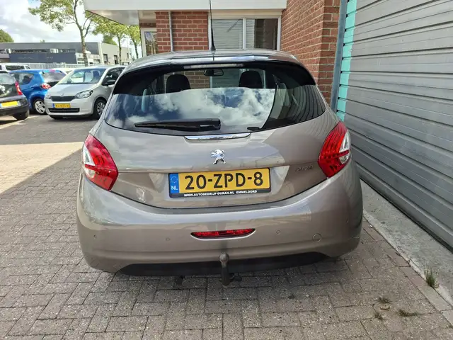 Peugeot 208 view 12
